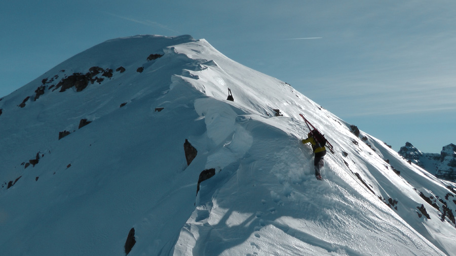 la fin de l'arête se fera en crampons, vue les impressionnantes corniches 