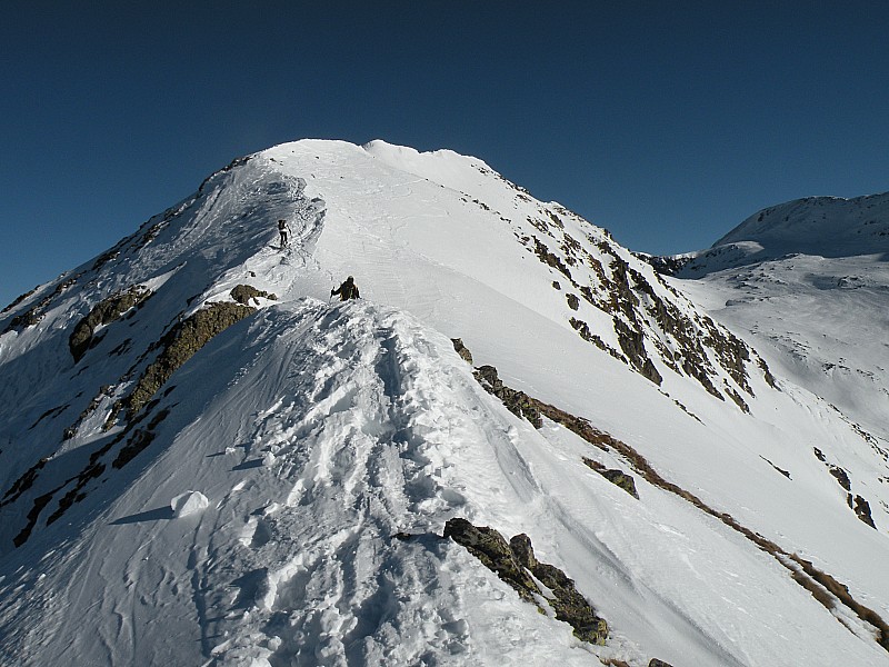 #1 avant la croix : ça passe bien, skis au pieds. avant la croix : ça passe bien, skis au pieds.