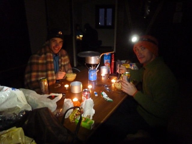 #14 Festin au refuge : Ah, j Festin au refuge : Ah, j'avais failli oublier les fameuses pâtes aux Knackis... Buuurp....
