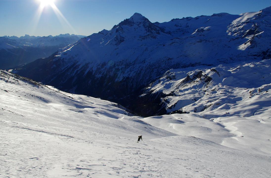 Ivresse de la trilogie : Face à une trilogie récemment parcourue (Parachée Est, Barre, Meije)... Clément allonge les courbes, et passe en opposition et en vitesse dans les neiges changeantes. Les songes augmentent... Existe encore la nature?