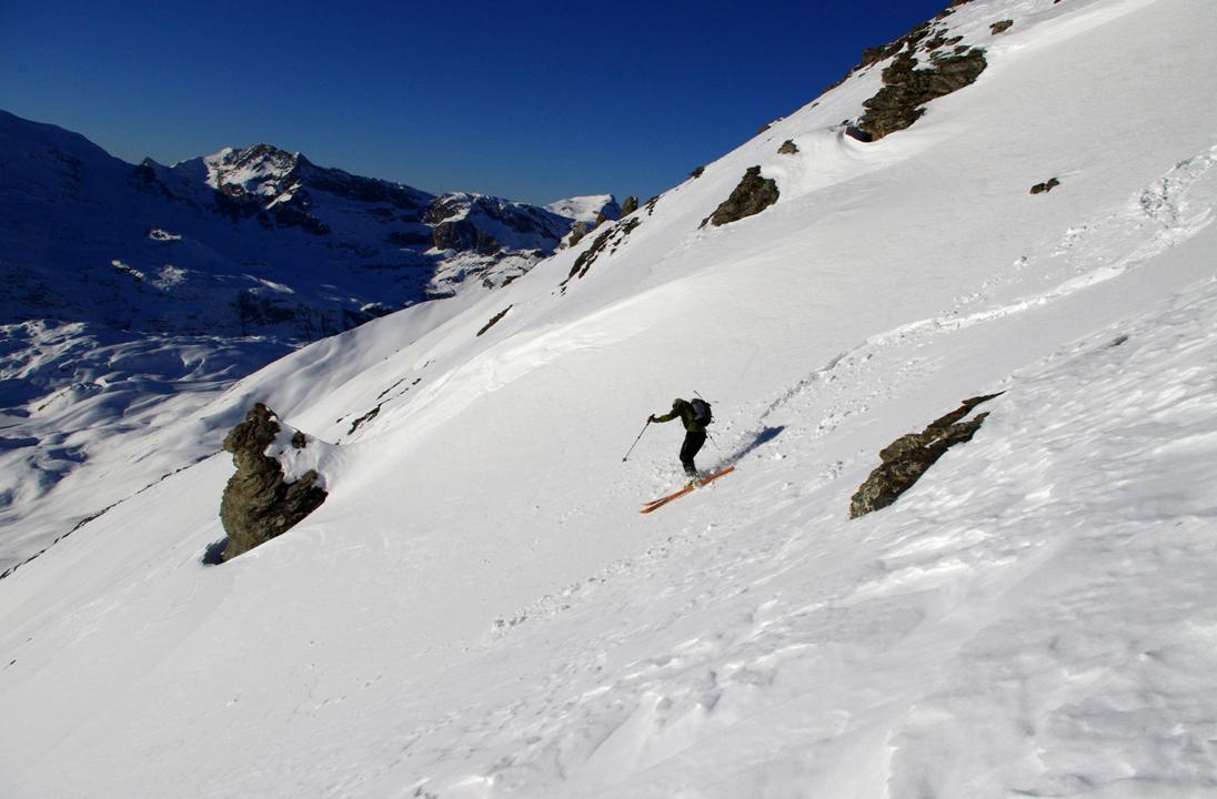 Prudence sommitale : Clément très attentif dans les pentes supérieures. Ski léger, impulsions souples, un minimum de contraintes sur le manteau, que l'on doit anticiper avec la pente, à chaque virage.