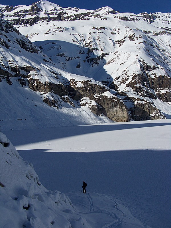 #4 Emosson : Ambiance banquise à Emosson, pas évident de trouver le passage Emosson : Ambiance banquise à Emosson, pas évident de trouver le passage