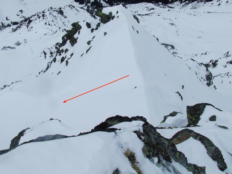 #9 Monts Jovets : le depart accessible par une petite desescalade en mixte (crampons conseillés...) sur cette petite arete neigeuse Monts Jovets : le depart accessible par une petite desescalade en mixte (crampons conseillés...) sur cette petite arete neigeuse