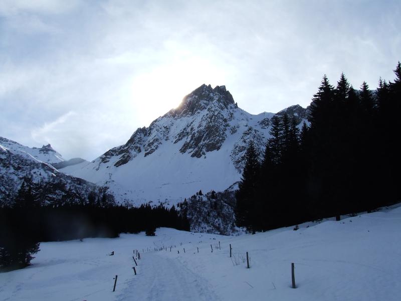 #4 Monts Jovets : Vallon de la Rollaz, le soleil disparait derrière un voile nuageux Monts Jovets : Vallon de la Rollaz, le soleil disparait derrière un voile nuageux