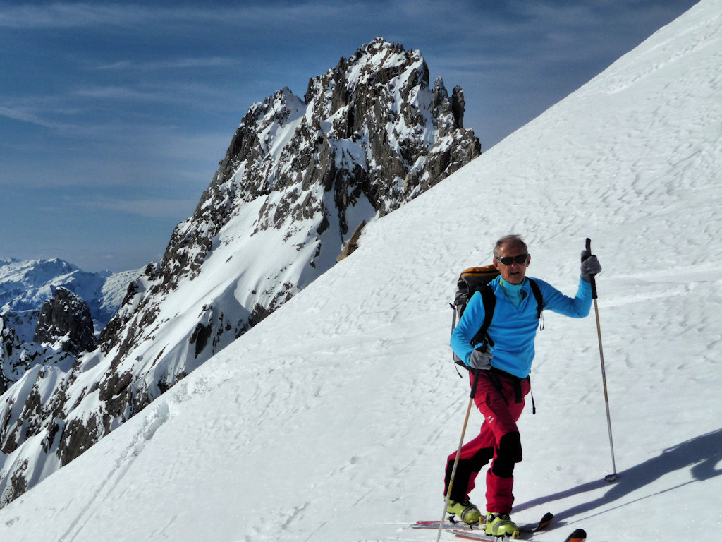 #3 Dans le raidillon sous le col : En arrière plan l Dans le raidillon sous le col : En arrière plan l'aiguille de la Nova (2893 m)