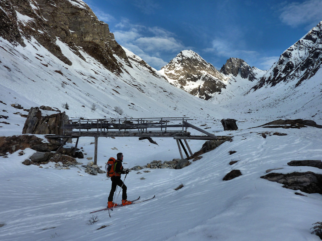 #13 La passerelle (1701 m) : Nous traversons en rive gauche en empruntant le lit du torrent... La passerelle (1701 m) : Nous traversons en rive gauche en empruntant le lit du torrent...