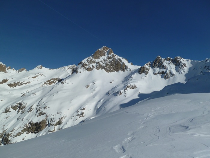 #4 Et derrière le col : ça brille en bleu hélas... Et derrière le col : ça brille en bleu hélas...