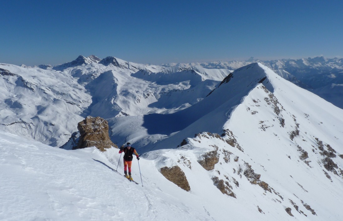 #3 Crochet : par le col à l Crochet : par le col à l'est du sommet pour chercher de la meilleur neige