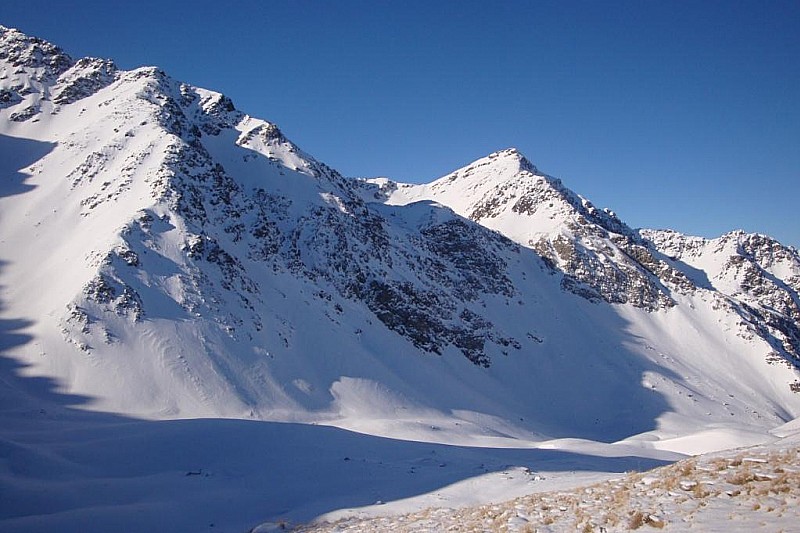 #7 Accés au Gd Filon : On devine le couloir 40° vers la limite de l Accés au Gd Filon : On devine le couloir 40° vers la limite de l'ombre à droite
