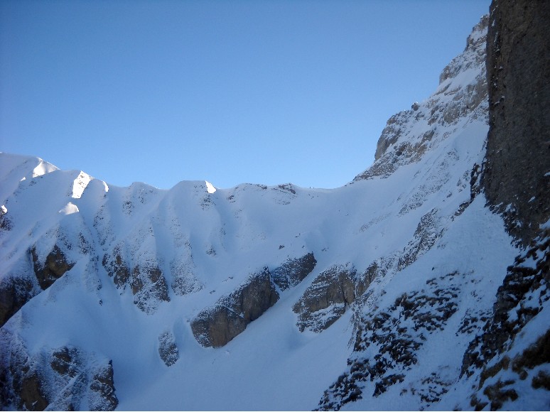 #6 Deux personnes en haut : On distingue deux personnes au sommet du col de Balafrasse Deux personnes en haut : On distingue deux personnes au sommet du col de Balafrasse