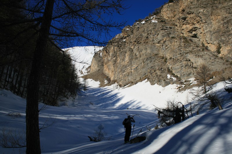 #3 Nous sortons de la forêt : joli passage au pied des barres. Nous sortons de la forêt : joli passage au pied des barres.
