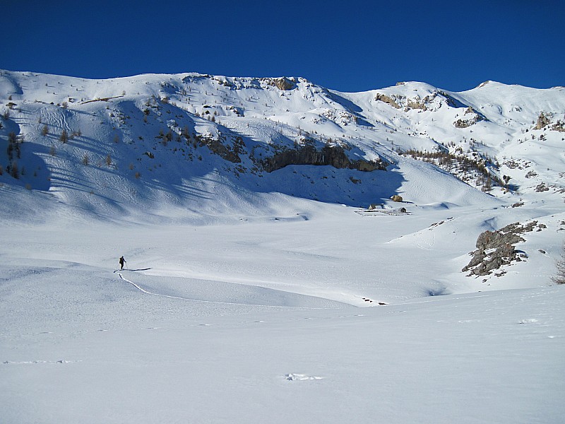 le vaste replat de la bergerie, et au fond à droite le pic de Morgon.