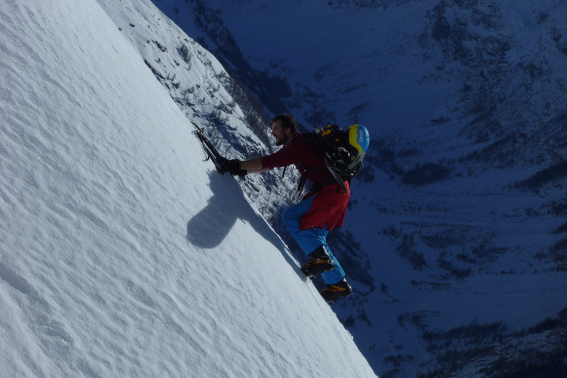 #7 Dom Juan Maurice : Shama en profite pour faire son intéressant sur ce photogénique éperon complètement surpenché. Dom Juan Maurice : Shama en profite pour faire son intéressant sur ce photogénique éperon complètement surpenché.
