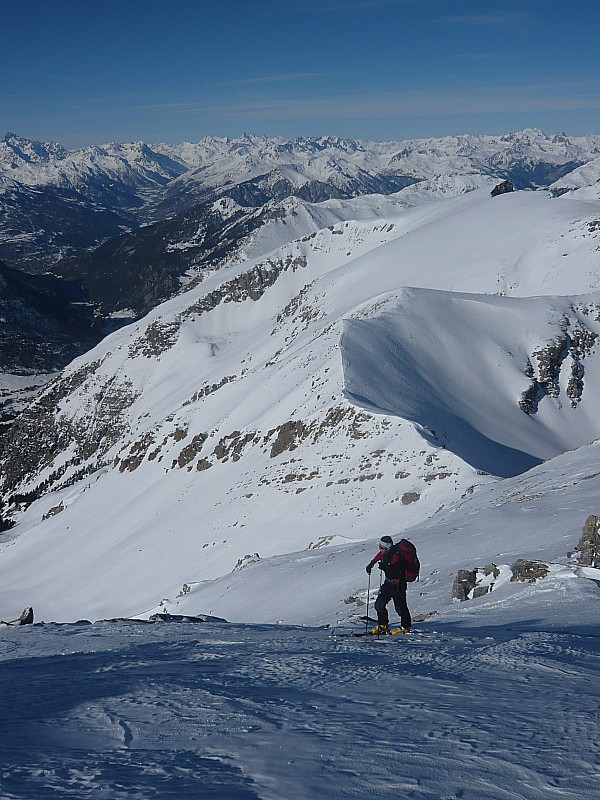 #2 Sous le sommet : Col de Chaudemaison en contrebas et Guisane en toile de fond Sous le sommet : Col de Chaudemaison en contrebas et Guisane en toile de fond