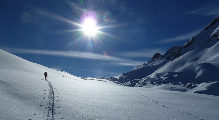 Grand Perron des Encombres : Soleil rasant de janvier à l'approche du col.