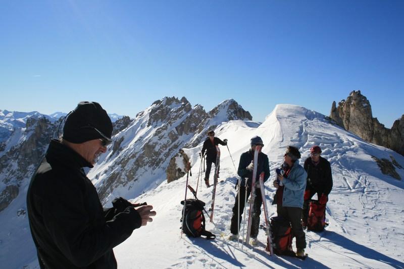 #12 Sous la Dent : casse croute, manœuvre de peaux, le tout au soleil sans vent. Au fond Jérôme me ramène un bâton oublié en chemin; encore merci ! Sous la Dent : casse croute, manœuvre de peaux, le tout au soleil sans vent. Au fond Jérôme me ramène un bâton oublié en chemin; encore merci !