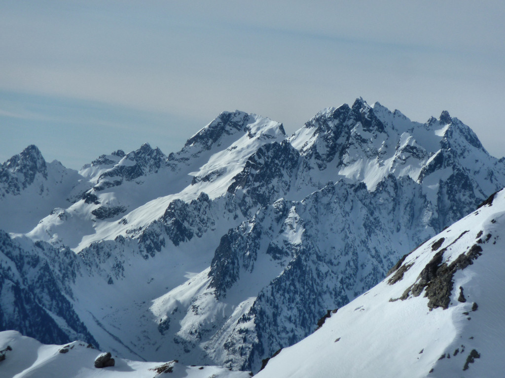 Arrivée sur l'arête : Gros plan sur quelques sommets de Belledonne Nord.