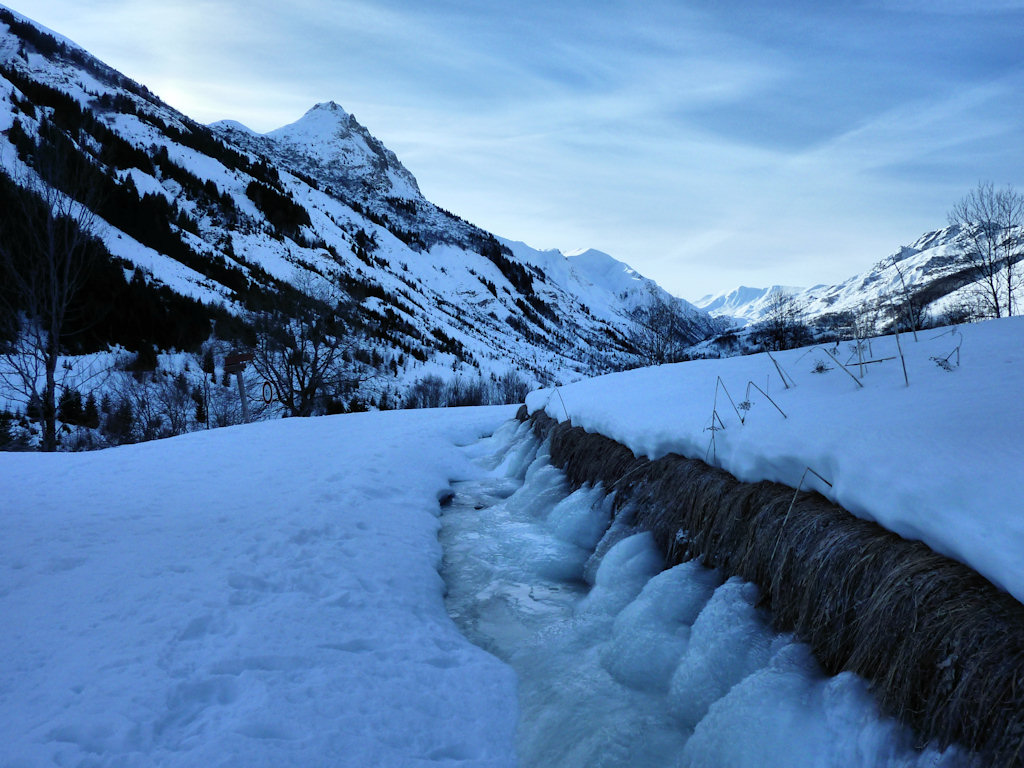 Un peu plus loin ... : Le vallon malgré l'heure tardive est encore dans l'ombre.