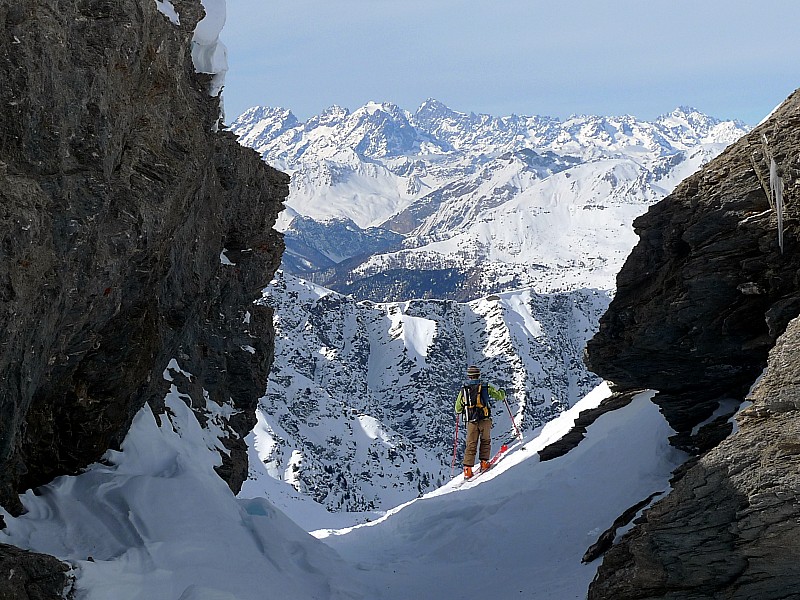 #3 Porte d Porte d'entrée de la Face N : au fond, les Ecrins