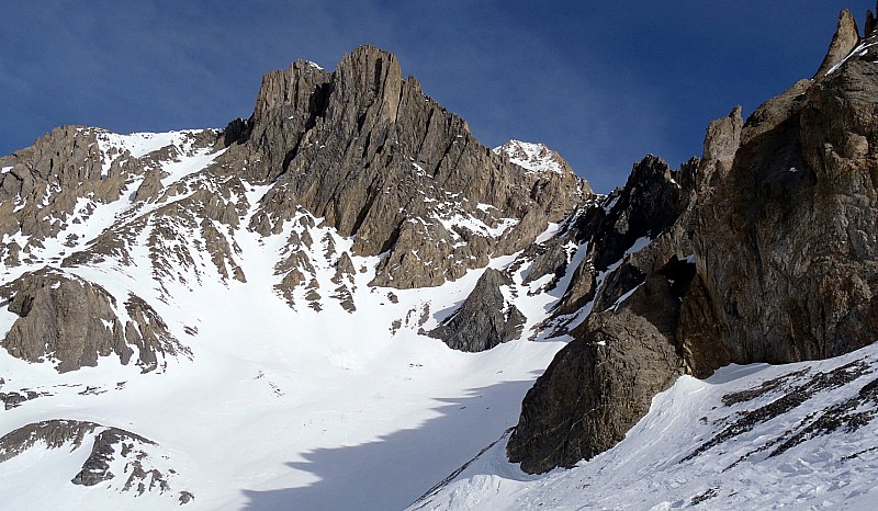 #1 itinéraire montée : ce matin à la montée, vallon de la Fournache + couloir de la brèche Loza et sommet de la Parrachée qui se dévoile derrière les pointes... itinéraire montée : ce matin à la montée, vallon de la Fournache + couloir de la brèche Loza et sommet de la Parrachée qui se dévoile derrière les pointes...