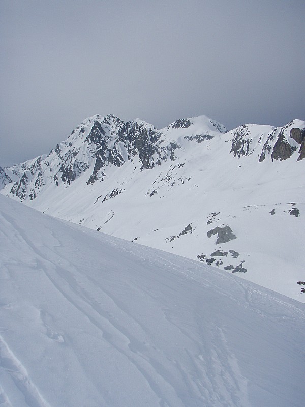 #4 Vue sur Rochers Motas : Ca passe très bien. La croupe finale est en neige tassée. Tout le reste, en neige irrégulière très dure Vue sur Rochers Motas : Ca passe très bien. La croupe finale est en neige tassée. Tout le reste, en neige irrégulière très dure