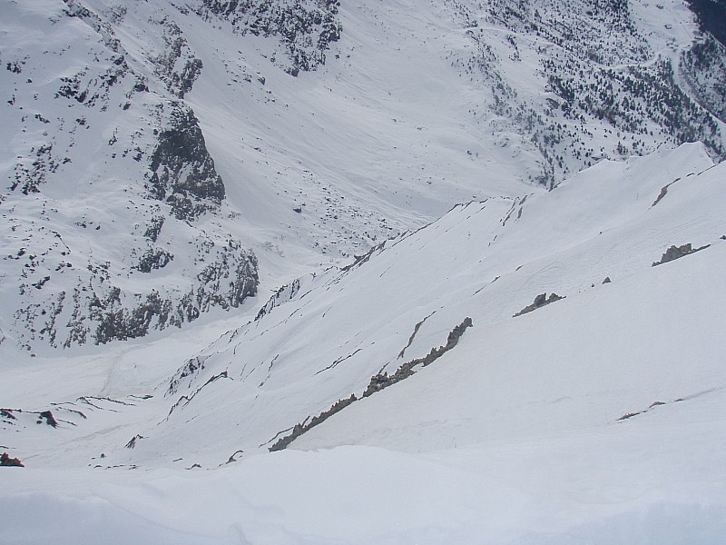 Un des couloirs SE : Couloir skié et vue sur les purges arrivant jusque dans le couloir sous le Col du Couard
