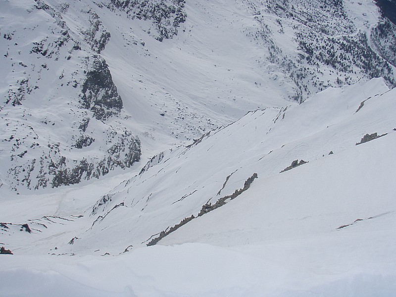 #5 Un des couloirs SE : Couloir skié et vue sur les purges arrivant jusque dans le couloir sous le Col du Couard Un des couloirs SE : Couloir skié et vue sur les purges arrivant jusque dans le couloir sous le Col du Couard