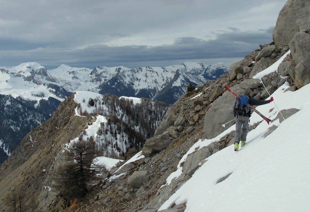 #12 Traversée déneigée... : ...pour rejoindre la crête et basculer dans la combe NW Traversée déneigée... : ...pour rejoindre la crête et basculer dans la combe NW