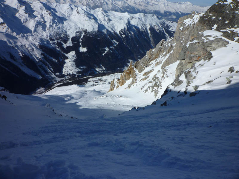 #9 Descente : Départ sous le sommet par un petit couloir Descente : Départ sous le sommet par un petit couloir