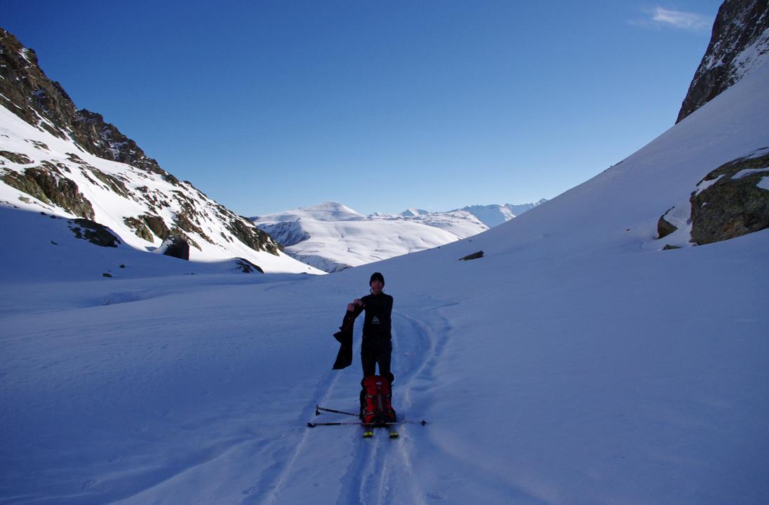 #2 Arrivée dans le frigo : Abrité sous la dentelure élevée des Aiguilles d Arrivée dans le frigo : Abrité sous la dentelure élevée des Aiguilles d'Argentière, la Combe de la Croix est d'emblée un véritable frigo. On remet les épaisseurs... pour s'y trouver bien.