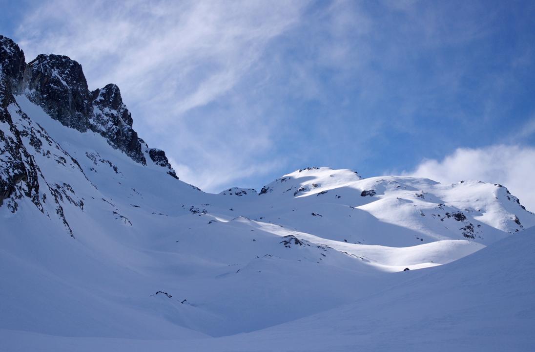 #4 Plateau glaciaire d Plateau glaciaire d'Argentière : Arrivée au plateau royal d'Argentière. Plus âme qui vive. Le jeu du soleil et des ombres de janvier entre les Aiguilles se projette sur la combe, toujours mouvante.