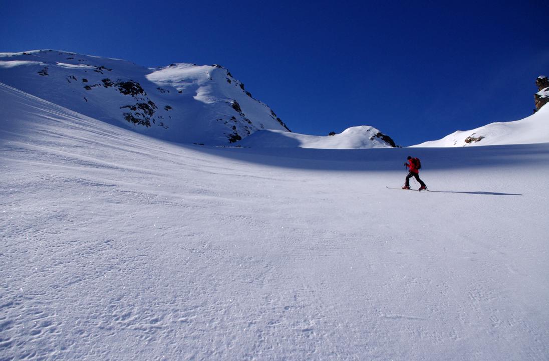 #5 Christopo à la trace : Notre cycliste expert apprend vite les fondamentaux du ski alpinisme. Ici à la trace sous la Brêche de Marmottane, et sur un grésil fin et doux, qui fait rimer effort avec esthétique. Christopo à la trace : Notre cycliste expert apprend vite les fondamentaux du ski alpinisme. Ici à la trace sous la Brêche de Marmottane, et sur un grésil fin et doux, qui fait rimer effort avec esthétique.