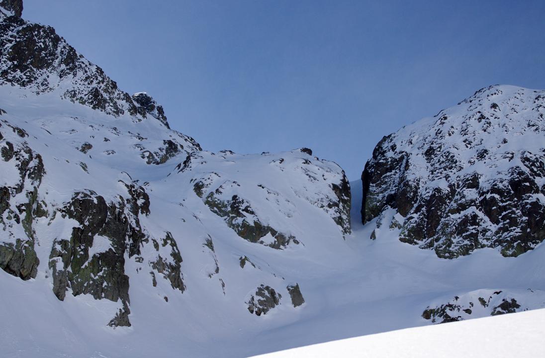 #3 Montée par le goulet central : Charme de Belledonne, ces échancrures du rocher. Nous remontons skis sur le sac, tout droit, dans l Montée par le goulet central : Charme de Belledonne, ces échancrures du rocher. Nous remontons skis sur le sac, tout droit, dans l'étroiture taillée du verrou glaciaire. Moment magique, où le souffle devient sonore.