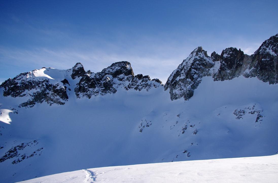 #6 Face aux Aguilles d Face aux Aguilles d'Argentière : Au sommet, nous sommes sur un balcon qui donne à voir, ce qui n'est pas manifeste... comme ce cirque secret où les glaciers se sont encore réfugiés: la face nord des Argentières.