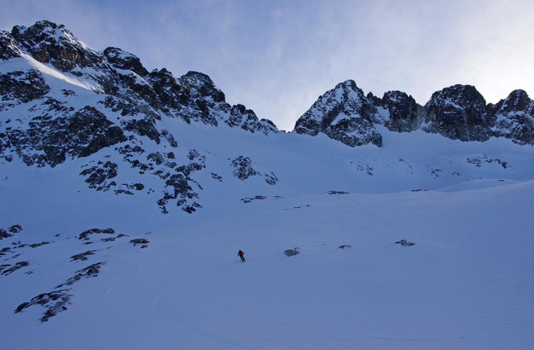 #9 Courbes fines sur grésil : Christopo en courbes légères sur grésil. Formidable. C Courbes fines sur grésil : Christopo en courbes légères sur grésil. Formidable. C'est mieux que le ski "couteaux" qui suit: 200 m de D- sur croute vitrifiée, à rechercher les micro-reliefs où un peu de matière pourrait gripper.