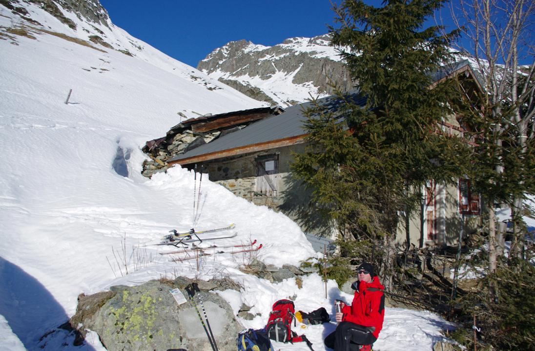 #1 Sous les Aiguilles : Première pause à la montée au chalet "Sous le Col" qui était probablement l Sous les Aiguilles : Première pause à la montée au chalet "Sous le Col" qui était probablement l'un des derniers habitats "Savoie" il y a peu, avant l'accès au Dauphiné.