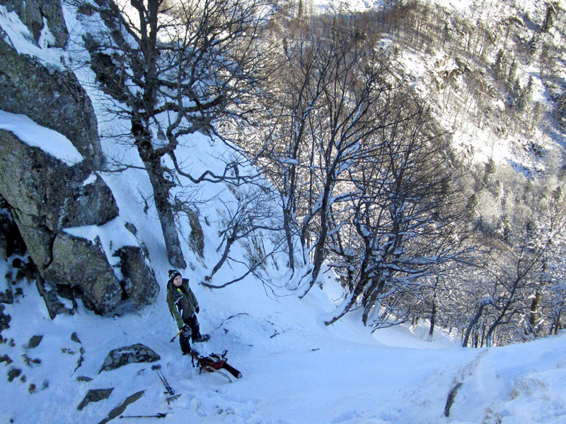 #2 Couloir de la Brèche : En haut du couloir avant de chausser et de se lancer dans la pente. Versant N de l Couloir de la Brèche : En haut du couloir avant de chausser et de se lancer dans la pente. Versant N de l'arête des Spitz.