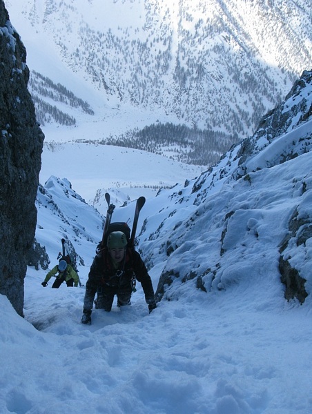 #8 Etroiture : Etroiture une cinquantaine de mètre sous le sommet. Trop étroit pour mes skis ! Etroiture : Etroiture une cinquantaine de mètre sous le sommet. Trop étroit pour mes skis !