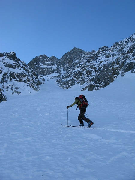 #2 Le pied du couloir : Nico au pied du couloir. On a fait un petit tiers les skis aux pieds. Le pied du couloir : Nico au pied du couloir. On a fait un petit tiers les skis aux pieds.