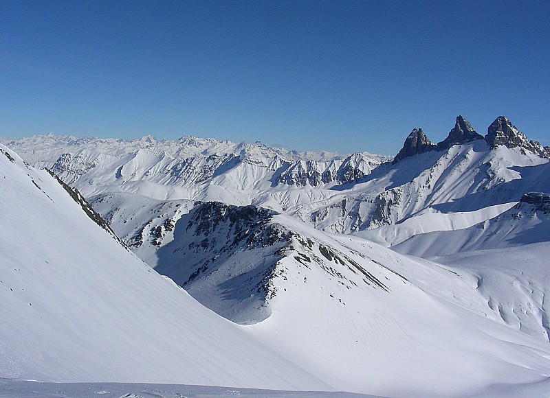 Vues lointaines : Premier plan les Arves; plus loin Vanoise et même Hte Maurienne et sommets aux confins du Valais (Grand Combin?)