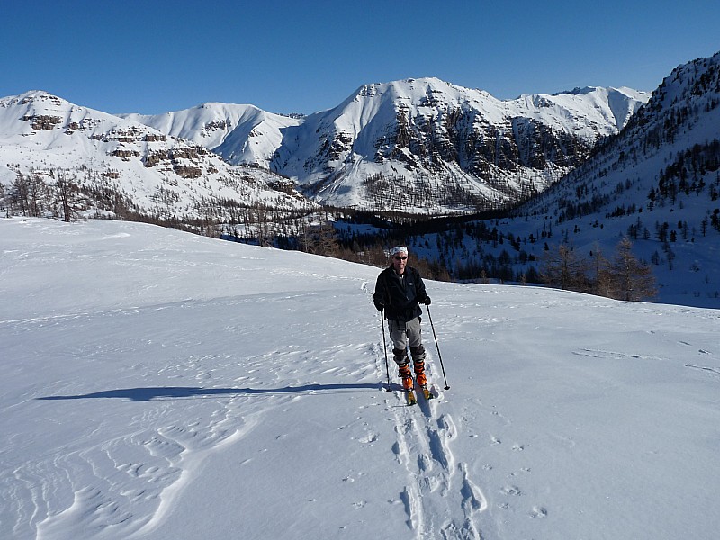#2 téte ronde de valloar : Nicolas et au fond la créte de Rougne et la cime de la Blanche. téte ronde de valloar : Nicolas et au fond la créte de Rougne et la cime de la Blanche.
