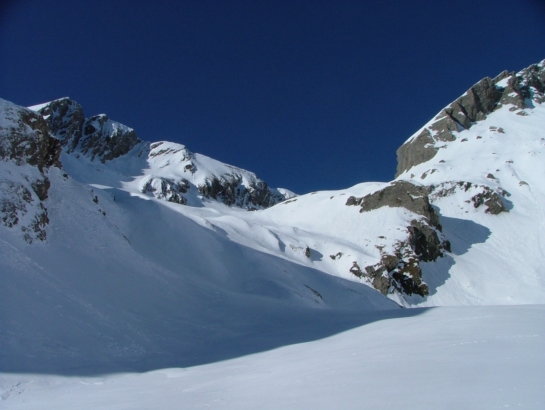 #6 col de Bonalex : sous la Grande Rochère, descente possible par cette combe (complètement minée en ce moment !!!) col de Bonalex : sous la Grande Rochère, descente possible par cette combe (complètement minée en ce moment !!!)