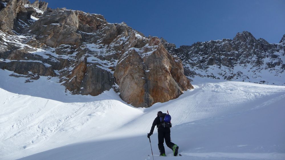 #6 Traçage : on profite de la montée pour admirer ces beaux rochers ocres Traçage : on profite de la montée pour admirer ces beaux rochers ocres