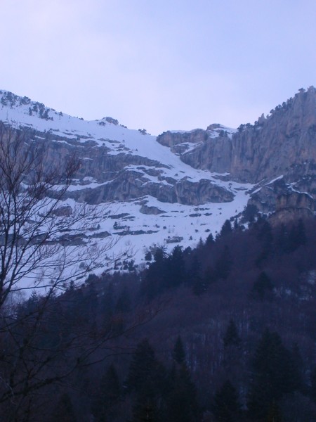 #1 Pas de Rocheplane : Le Pas de Rocheplane avec la bande neige caractéristique ascendante de droite à gauche. Pas de Rocheplane : Le Pas de Rocheplane avec la bande neige caractéristique ascendante de droite à gauche.