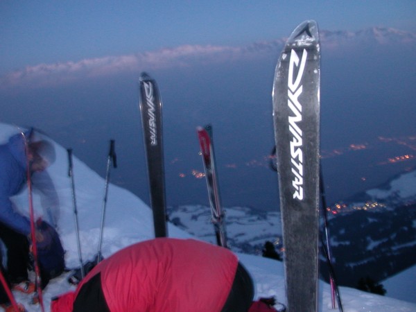 #2 Au sommet : 19 h la nuit tombe! on se dépéche de chausser les skis, le Grésivaudan est bien éclairé en dessous Au sommet : 19 h la nuit tombe! on se dépéche de chausser les skis, le Grésivaudan est bien éclairé en dessous
