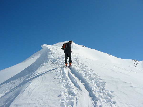 Bientôt en haut : Laurent sur l'arête menant au sommet