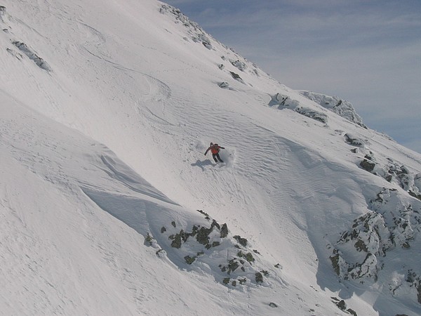 #9 Mick : Mick dans une contre-pente encore poudreuse du SW. Mick : Mick dans une contre-pente encore poudreuse du SW.