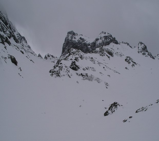 Pic von cube et Col Perdu : Le Col Perdu avec, à sa droite, le Pic Von Cube ; enneigement exceptionnel