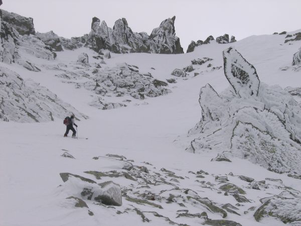 #1 Remontée dans le couloir NW : Les paysages sont très beaux derrière le col des Paris St Jacques Remontée dans le couloir NW : Les paysages sont très beaux derrière le col des Paris St Jacques