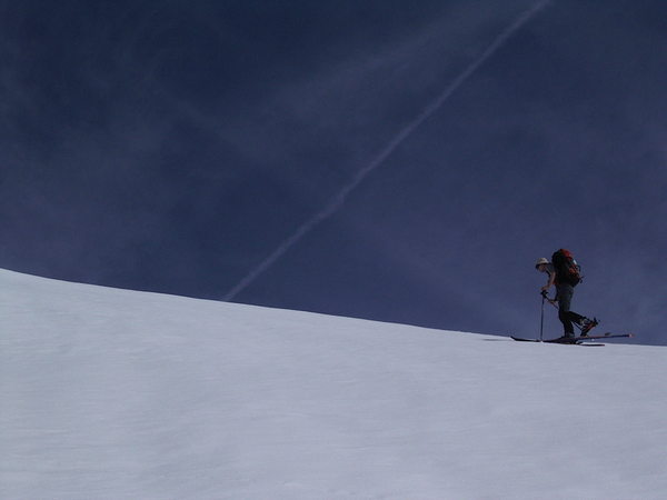 Skyline : Julien trace la remonté vers le col de la Vache.